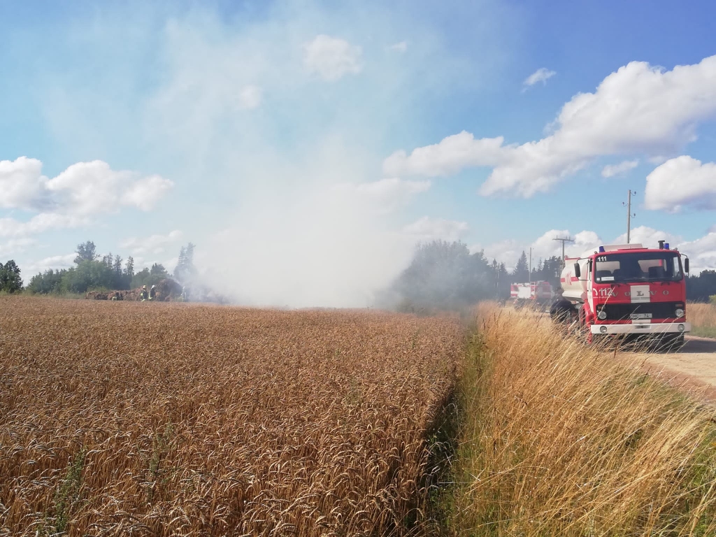 Arī šovasar laukos deg labības rugāji, siena ruļļi, lauksaimniecības tehnika. Pēc sausās vasaras, kad lija maz, liesmas izplatās strauji, brīdina ugunsdzēsēji glābēji.                                                                                             
Autors: VUGD