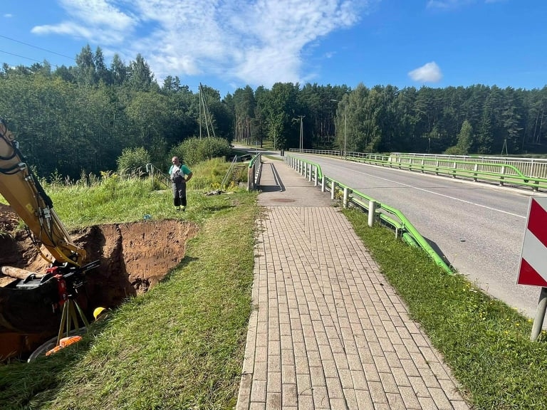 Lai Valkas pilsētas Rūjienas ielas mikrorajona iedzīvotājiem dzīvokļos pa krānu bez traucējumiem tecētu dzeramais ūdens, aizvadītajā nedēļā notika nopietni ūdensvada remontdarbi. Speciālisti lēš – tas radīs drošības sajūtu vismaz uz 50 gadiem, ka ūdens allaž būs.                                     
Autors: DAINIS LAPIŅŠ