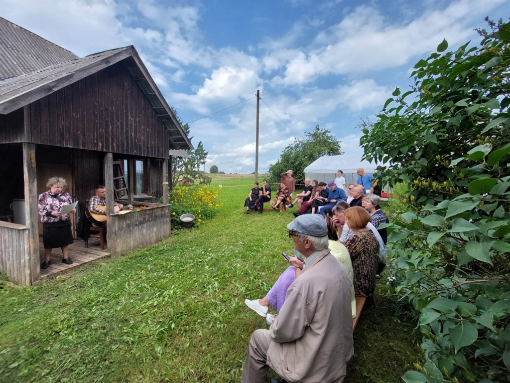 Jau 17. reizi “Velgas dienā” sanākušos uzrunā dzejnieces māsa Antra, kura ir šī pasākuma organizatore un sirds.             
                                                                                                                                                                             
Autors: INGŪNA JOHANSONE