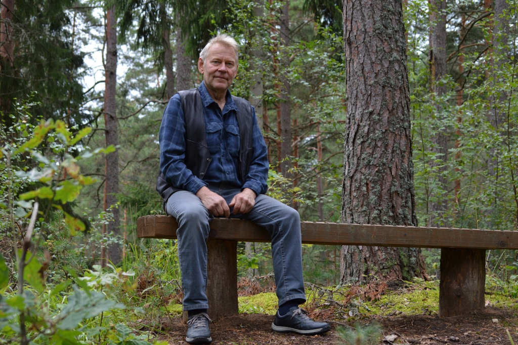 Gadiem ilgi kopjot Cērtenes pilskalnu, smiltenietis, fonda “Krustceles” valdes loceklis Jānis Dinga  sācis interesēties par pilskalna svētvietām un spēka vietām un nu par tām zina daudz. Šis soliņš ir novietots meditācijas vietā, norāda Jānis.