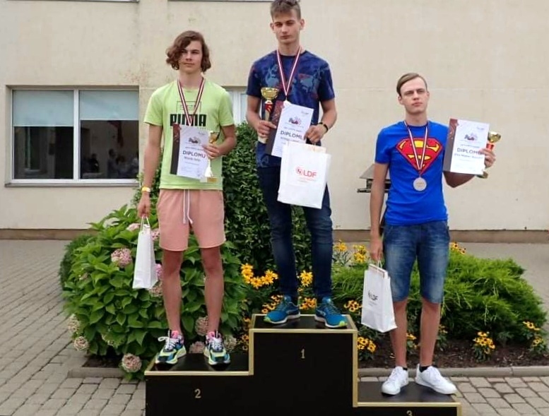 Palsmanietis Kristers Lapiņš (vidū) pievienojis jaunas medaļas savai kolekcijai – viņš uzvarējis Latvijas čempionātā jauniešiem 64 lauciņu dambretē gan ātrajā dambretē, gan ātrspēlē.                                                  
Autors: NO PERSONĪGĀ ARHĪVA