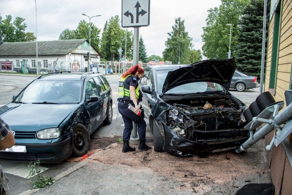 Divu automobiļu sadursmē Valgā iztika bez cilvēku upuriem, vienīgais cietušais bija luksofors.        
Autors: Tīts Loims