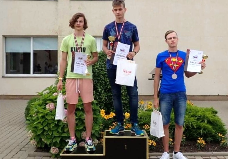 Palsmanietis Kristers Lapiņš (vidū) pievienojis jaunas medaļas savai kolekcijai – viņš uzvarējis Latvijas čempionātā jauniešiem 64 lauciņu dambretē gan ātrajā dambretē, gan ātrspēlē.                                                  
Autors: No personīgā arhīva