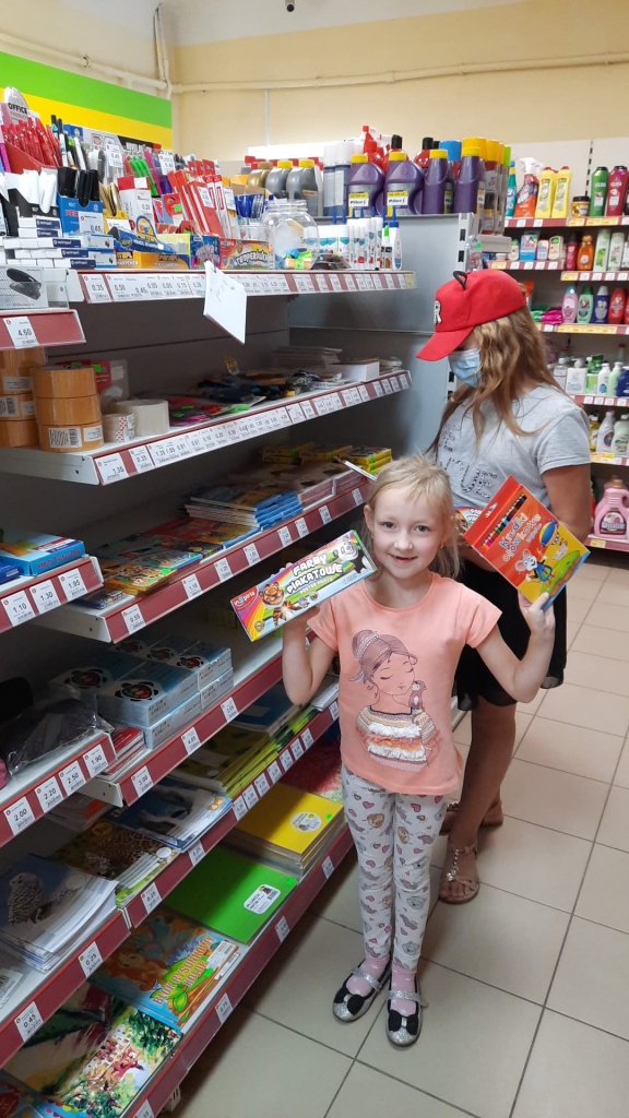 Bērni gatavojas skolai. Lai gan Paiķenu ģimenē skolas lietas jau sagādātas laikus, māsas Felisija un Gabriela Annija ar interesi aplūko kancelejas preču piedāvājumu vietējā veikalā.                 
Autors: no Maijas Paiķenas personīgā albuma