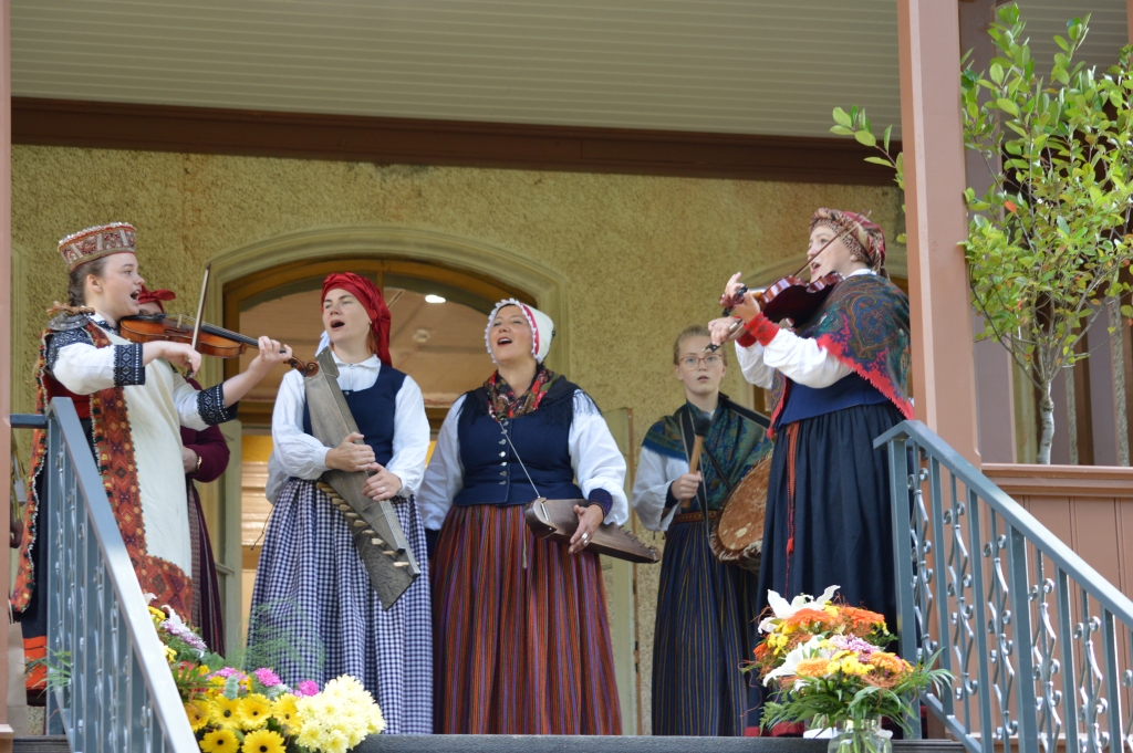 Izstādes atklāšanā Mēru muižas terasē uzstājās folkloras draugu kopa “Skandinieki” (vadītāja Julgī Stalte). Skandinieku” un viņu iepriekšējo un tagadējo vadītāju veikums ir novērtēts tālu pasaulē un saņēmis augstāko – Eiropas balvu Tautas mākslā, kā arī augstākos Latvijas un Igaunijas valsts apbalvojumus. 
