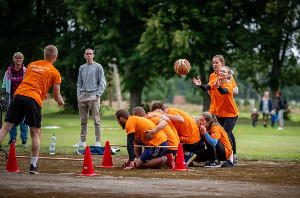 2020. gada augustā ikgadējie Smiltenes novada sporta svētki notika Grundzālē (attēlā), vēl bijušā novada robežās, bet šogad sporta dienā tiek gaidītas komandas gan no Smiltenes puses, gan no bijušajiem Apes un Raunas novadiem.                                                                                                  
Autors: AGNIS MELDERIS