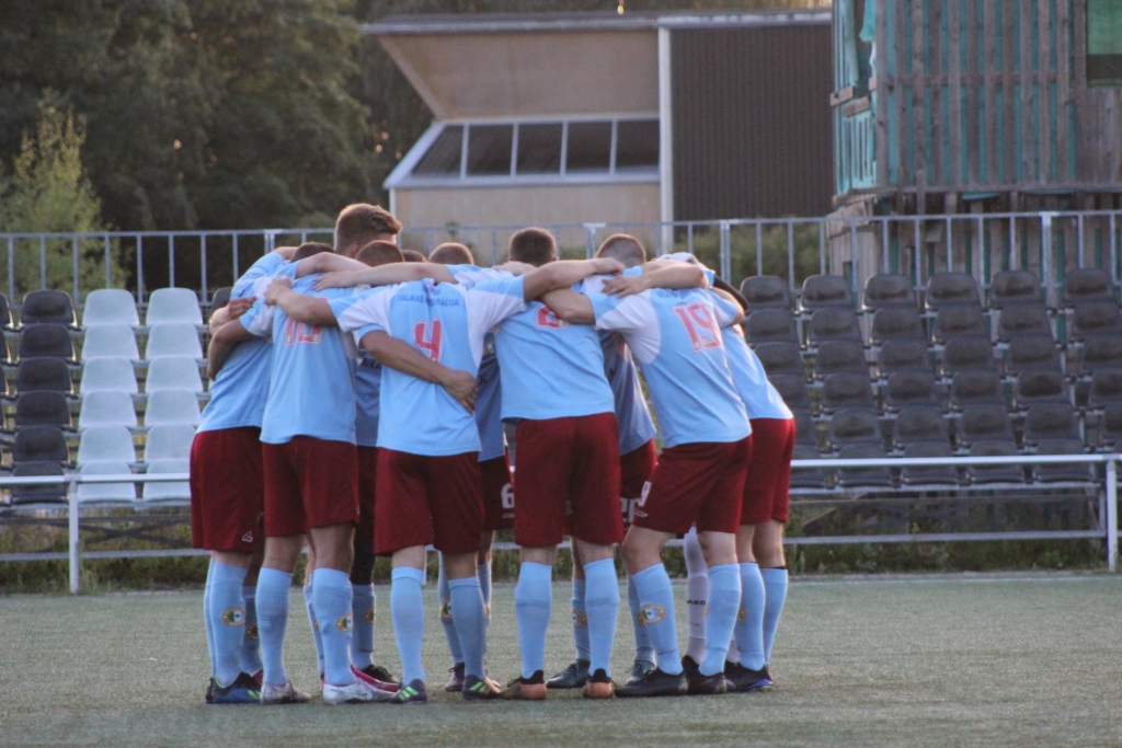 FK “Valka” futbolistiem trešās līgas piektās kārtas spēlē izdevies tikt pie pirmās uzvaras, savā laukumā ar 4:3 uzvarot Rīgas “DSVK Traktors” vienību.                                                                                                    
Autors: No “Facebook”