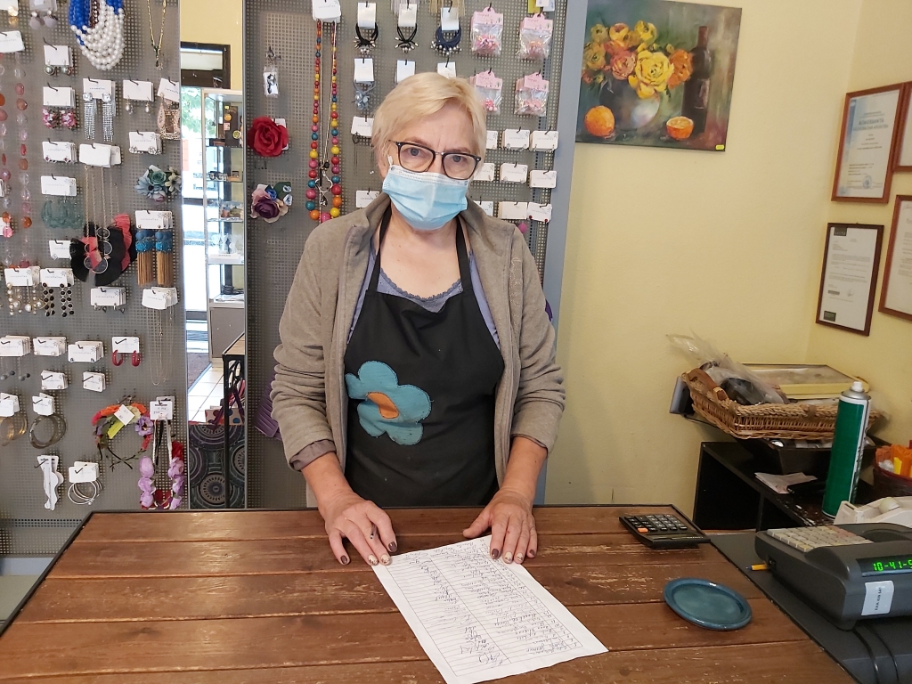 Viena no vietām, kur cilvēki Valkā var parakstīties pret azartspēļu zāles atvēršanu pilsētas centrā, ir veikals “Elston”. Pārdevēja Zinija Bušmane stāsta, ka šajā veikalā līdz pirmdienai savākti 35 paraksti.                                                                                                                                                                                     
Autors:  INGŪNA JOHANSONE