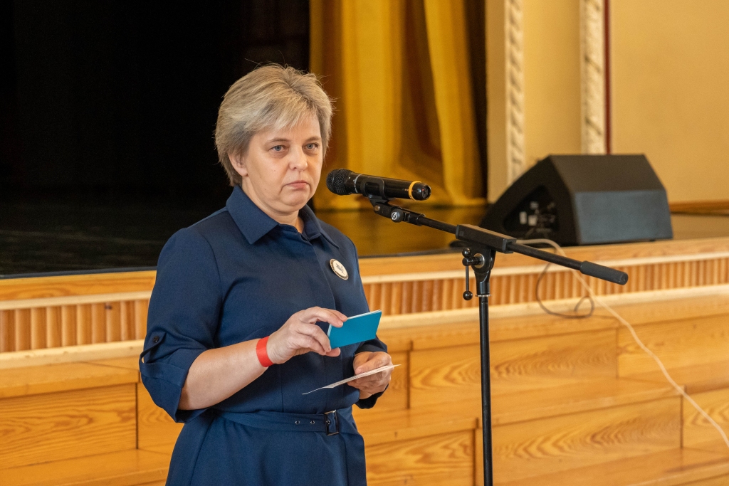 Šogad Valkas novada Jāņa Cimzes balva piešķirta Valkas Jāņa Cimzes ģimnāzijas sociālo zinību, vēstures, politikas un tiesību skolotājai Vinetai Skutānei. Politika nav tikai tas, kas notiek valdībā un Saeimā, to balvas laureāte emocionāli apliecināja savā uzrunā.                                                                                                                                                                                          
Autors: ROBERTS JOHANSONS