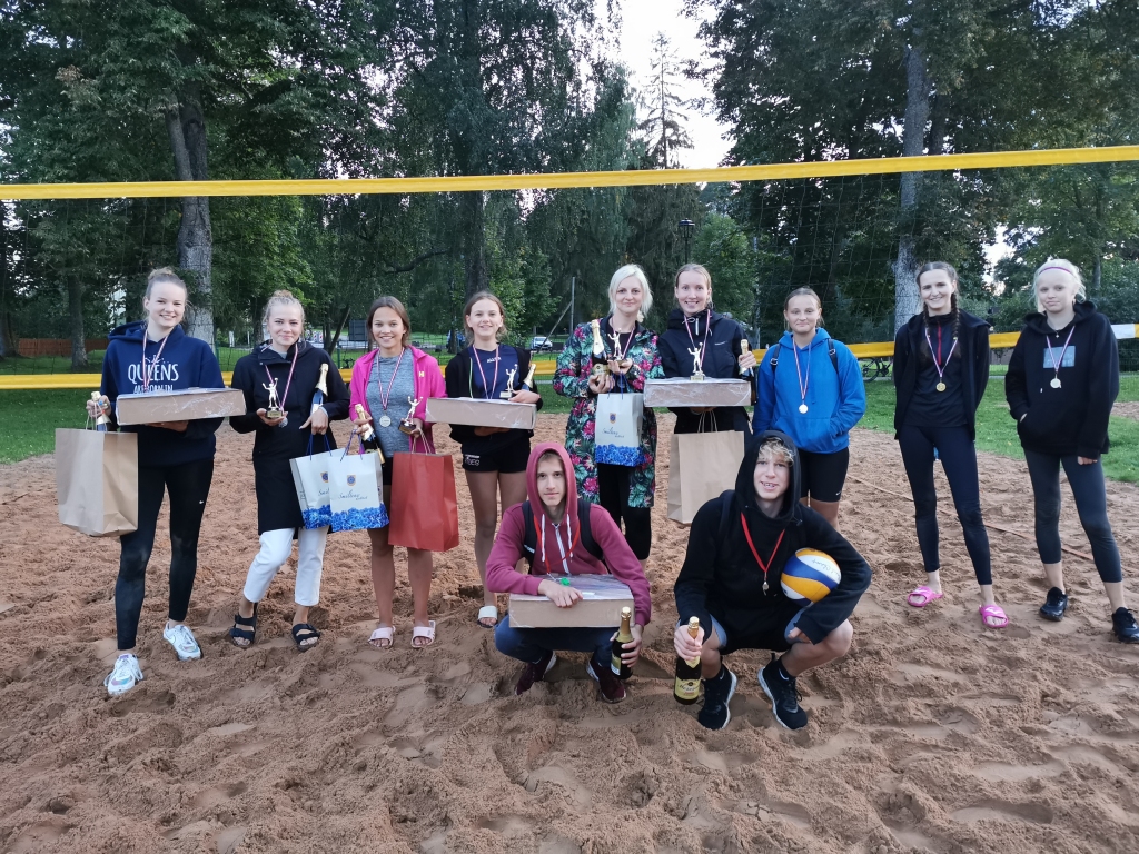 Smiltenē noslēdzies otrais “Tepera ezera dāmu turnīrs” pludmales volejbolā, un noskaidrotas tajā labākās komandas (attēlā priekšplānā – tiesneši Kristers Purviņš un Kristers Rozīts).                                                            
Autors: ZANDA BEITIKA