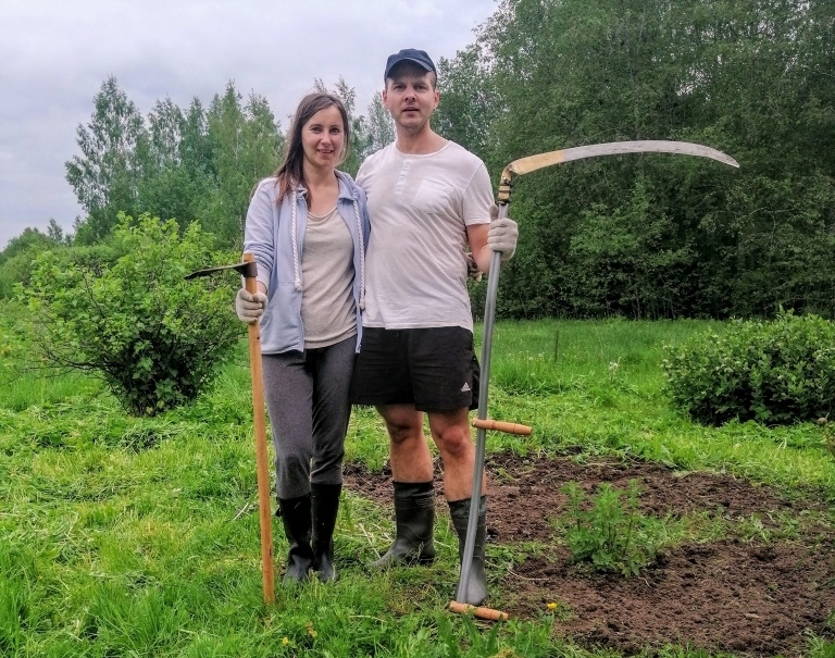 Purviņu ģimene “Dadzīšos” apguvusi daudzas jaunas prasmes un lauku darbus. Savu reizi abi ar sievu Danu ņēmuši rokās izkaptis un pļāvuši zāli. Attēlā – pirmajā gadā jaunajās mājās, kad vēl nebija iegādāts trimmeris.                                                                                                                                                          
Autors: No personīgā arhīva