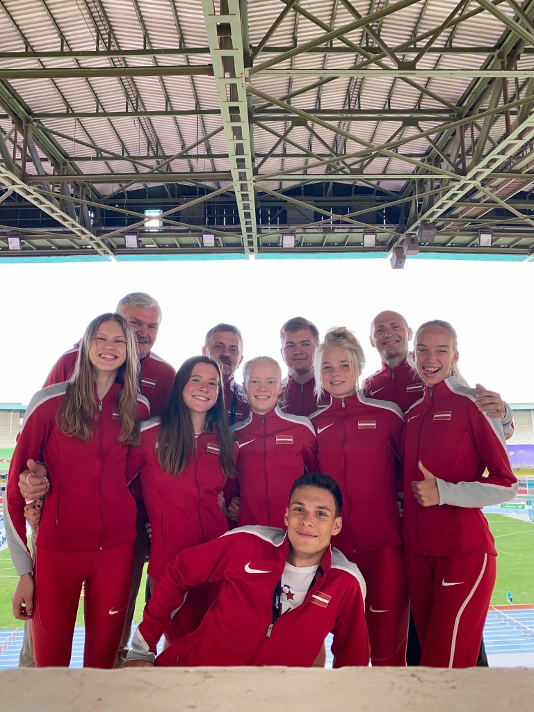 Smilteniete Marta Marksa Latvijas izlases sastāvā (1. rindā otrā no labās) šomēnes startēja pasaules junioru čempionātā Āfrikā, Kenijā, par ko sportistei atgādinās arī sacensību talismans lauviņa.                                                                                                                                                                 
Autors:  NO PERSONĪGĀ ARHĪVA