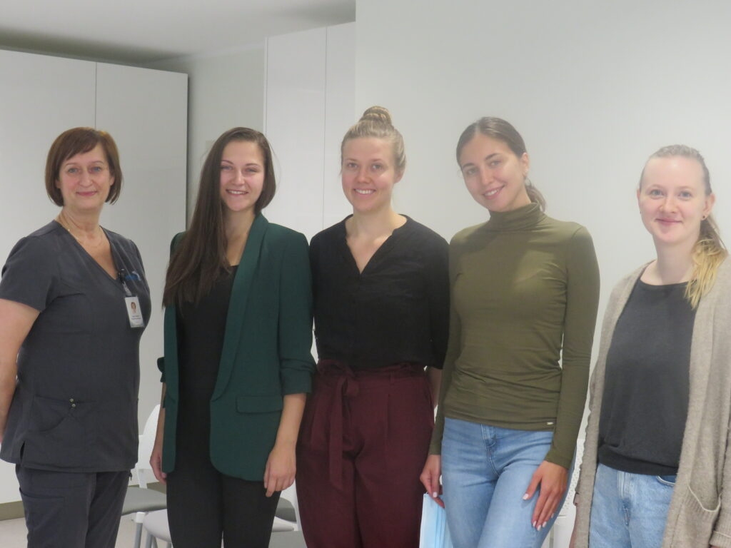 Attēlā (no kreisās): dr. Inga Ozoliņa, studentes Sintija Kukaine, Dārta Paula Šveisberga, Ksenija Korotkova un Santa Pērkone
Autors: vidzemesslimnica.lv