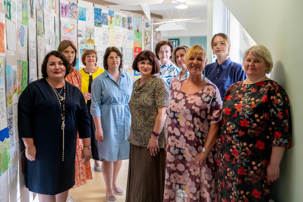 Valkas mākslas skolas kolektīvs ar nepacietību gaida klātienes tikšanos klasēs ar saviem skolēniem. Direktore Sniedze Ragže (pirmā no kreisās) cer, ka izdosies atrisināt siekalu testa nodošanas kārtību arī Igaunijā dzīvojošajiem audzēkņiem.                                                                                                                                               
Autors: NO PERSONĪGĀ ARHĪVA