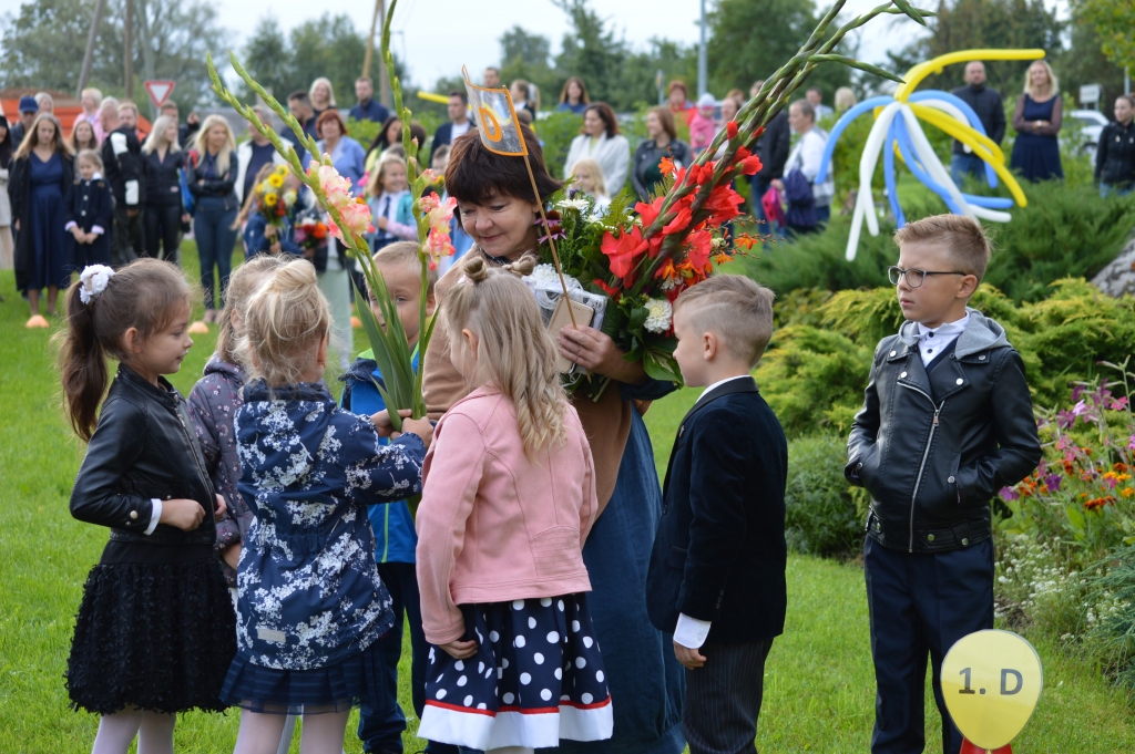 1. septembris īpaša diena ir pirmklasniekiem. Smiltenes vidusskolā jaunajā mācību gadā viņu ir daudz – pavisam 95 (attēlā – ziedus no pirmīšiem saņem 1.d klases audzinātāja Diāna Kokarēviča).