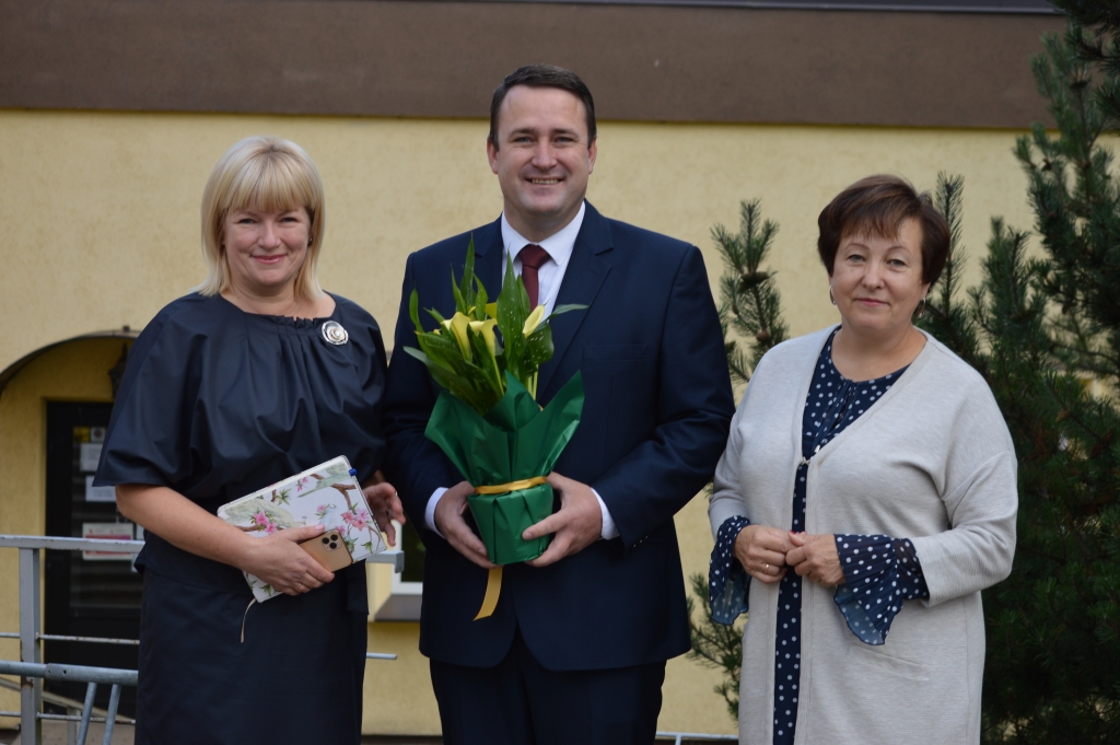 “Mēs visi vēlamies, lai skola klātienē strādātu visu mācību gadu!” savā Zinību dienas uzrunā uzsvēra Smiltenes novada domes priekšsēdētājs Edgars Avotiņš (attēlā kopā ar Smiltenes vidusskolas direktori Ilzi Verginu (no kreisās) un direktores vietnieci, atbildīgo par darbu pirmsskolā un sākumskolā Inesi Raiskumu).   FOTO: 
Autors: SANDRA PĒTERSONE
