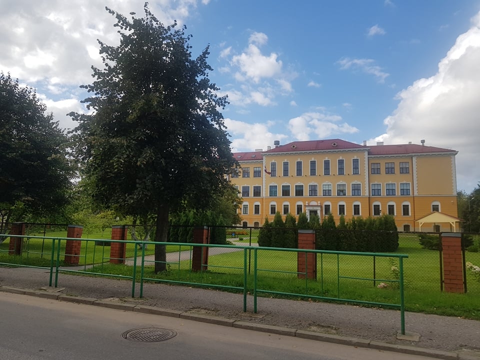Šo pirmdien Valkas novada pašvaldības Pilsētas teritorijas apsaimniekošanas nodaļas strādnieks zaļā krāsā nokrāsoja norobežojošo barjeru Raiņa ielā iepretim Valkas Jāņa Cimzes ģimnāzijas ēkai Raiņa ielā 28A. 
Autors: INGA KARPOVA