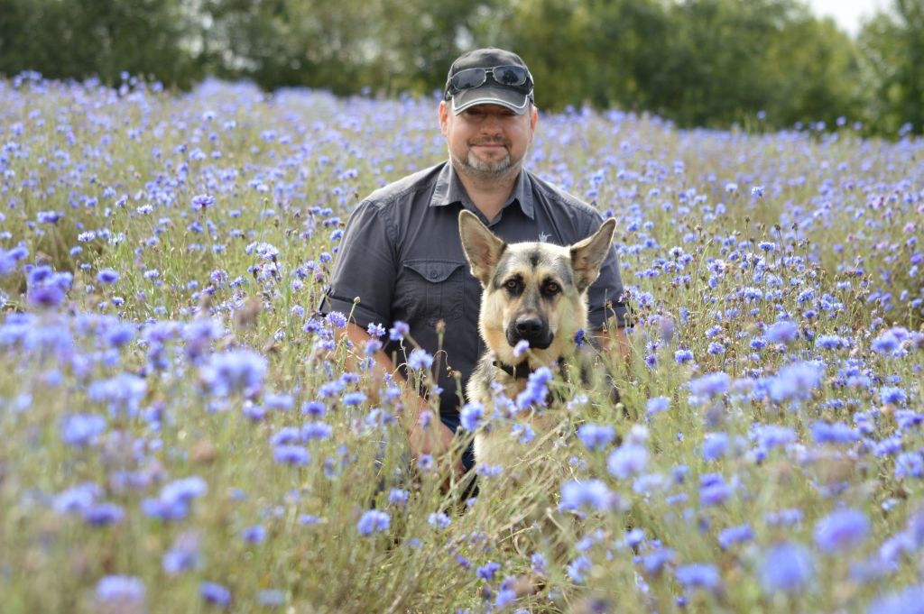 Šovasar “Amberfarm” smiltsērkšķu dārzu saimnieks Andrejs Nika  (attēlā ar savu uzticamo lauku apskates pavadoni suni Kati) sācis audzēt arī rudzupuķes, lai ir pašiem sava “jūra”, kur tūristiem fotografēties un kur ievākt ziedlapiņas tējai.                                                                                                         
Autors: SANDRA PĒTERSONE