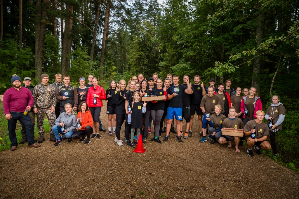 Smiltenes novada sporta svētkos šogad uzvarēja Blomes pagasta komanda “Sadod melnu” (vidū). 2. vietā – “Aumeisteri” (no kreisās), 3. vietā – “Gaujienas olimpieši”.                                                                                                                                                                                                                              
Autors: AGNIS MELDERIS