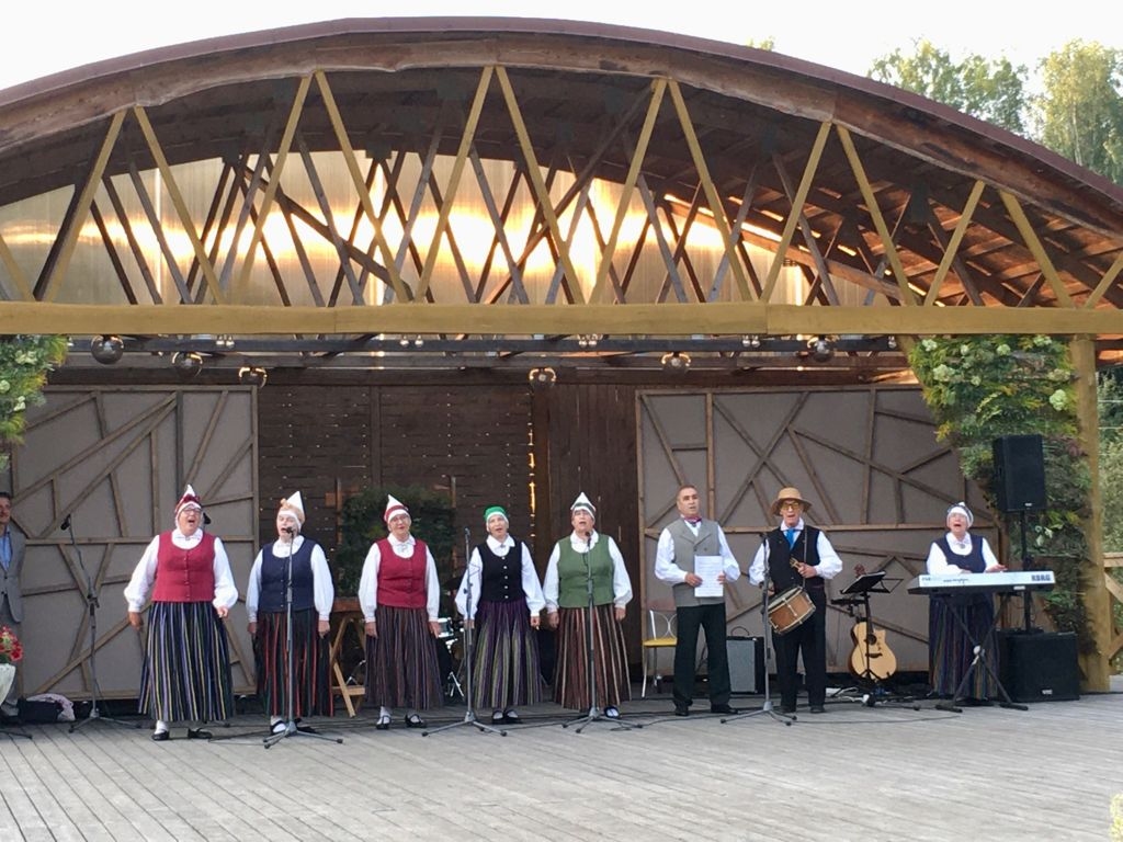 Valkas Kultūras nama dziesmu draugu kopa “Nāburgi” ar literāri muzikālu programmu “Dzirdēt ar sirdi” šovasar jau iepriecināja skatītājus un klausītājus Alūksnē.                                                                                                                                                                                                           
Autors: No Lailas Ozoliņas personīgā arhīva