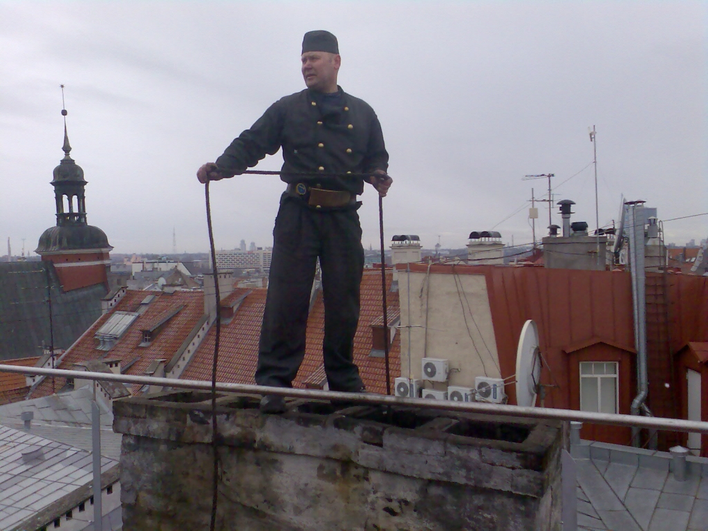 Skursteņslaucītājs Raitis Zariņš pabijis uz neskaitāmiem māju jumtiem (arī Rīgā – attēlā). Viņš atklāj, ka katram skurstenim ir savs raksturs – pēc smaržas vien uzreiz var just, kā dzīvo iekšpusē, kuru māju pareizi kurina, bet kuru atstāj novārtā un ļauj mitrumam iesūkties dūmvadā.                                                                                                                            
Autors: no Raita Zariņa personīgā arhīva