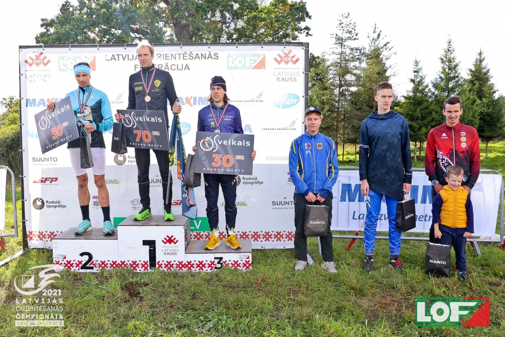 Latvijas čempionātā orientēšanās sportā vidējā distancē, kas nedēļas nogalē notika Ērgļos, “Azimuts OK-Sm BJSS” sportisti, kā ierasts, kāpa uz goda pjedestāla vairākās vecuma grupās.                                                                  
Autors: Jānis Līgats, LOF