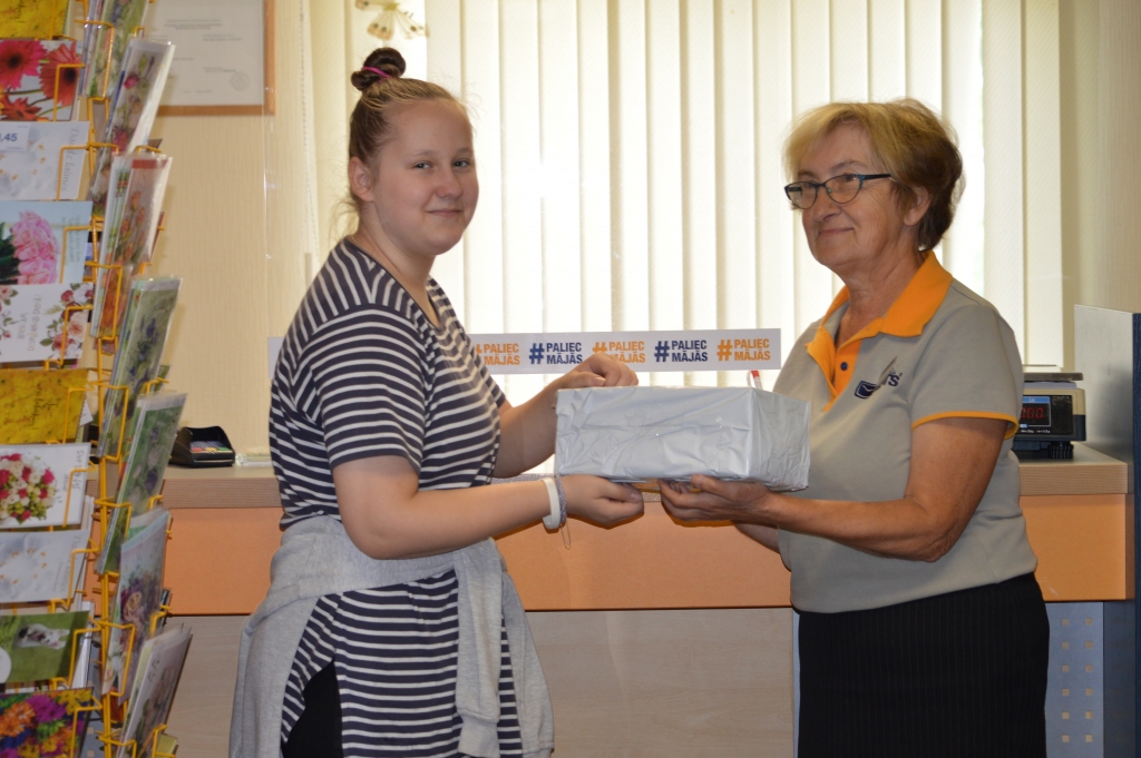 Variņu pasta nodaļas darbības modelis un darbalaiks tiek mainīts zemā pasta pakalpojumu pieprasījuma dēļ. “Ziemeļlatvijai” gan izdodas īsā brīdī sastapt dažus klientus, arī Evelīnu Ivenkovu (no kreisās), kura atnākusi pēc pakas, to izsniedz pasta nodaļas priekšniece Rasma Beitika.  
Autors: SANDRA PĒTERSONE