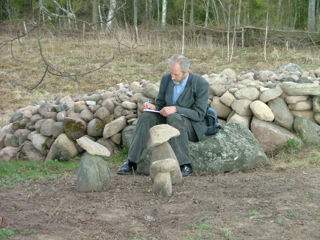 Latvijā pazīstamais dabas pētnieks Guntis Eniņš pirmais atklāja Strautmaļu dižliepu. Sēžot uz akmeņu krāvuma piliena formā, pētnieks kokam raksta īpašo novēlējumu.                                                              
Autors: SANDRA PILSKALNE