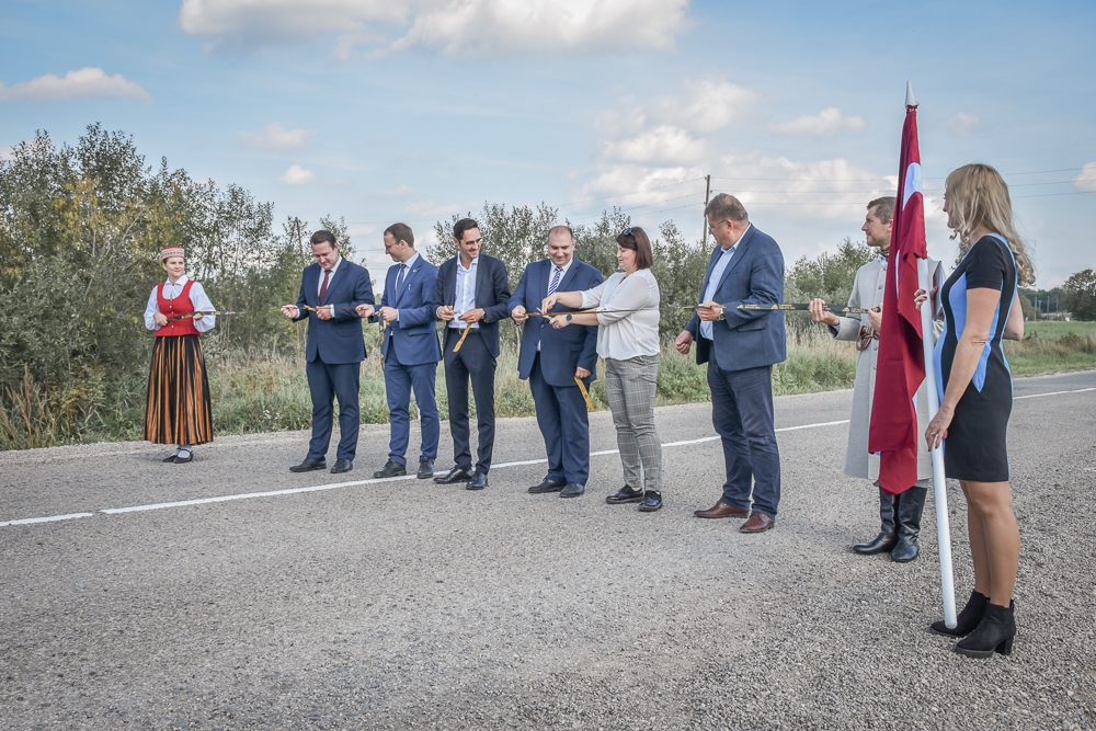 Vēl pirms dažiem gadiem Drustu pagasta iedzīvotāji uz šī ceļa stādīja kartupeļus, lai pievērstu atbildīgo amatpersonu uzmanību apgrūtinošajiem apstākļiem, kādos viņiem jābrauc. Beidzot valsts reģionālais autoceļš  Rauna (Vidzemes šoseja) – Drusti – Jaunpiebalga vismaz vienā posmā ir pārbūvēts un svinīgi atklāts.                                                                                         
Autors:  JĀNIS LĀCIS