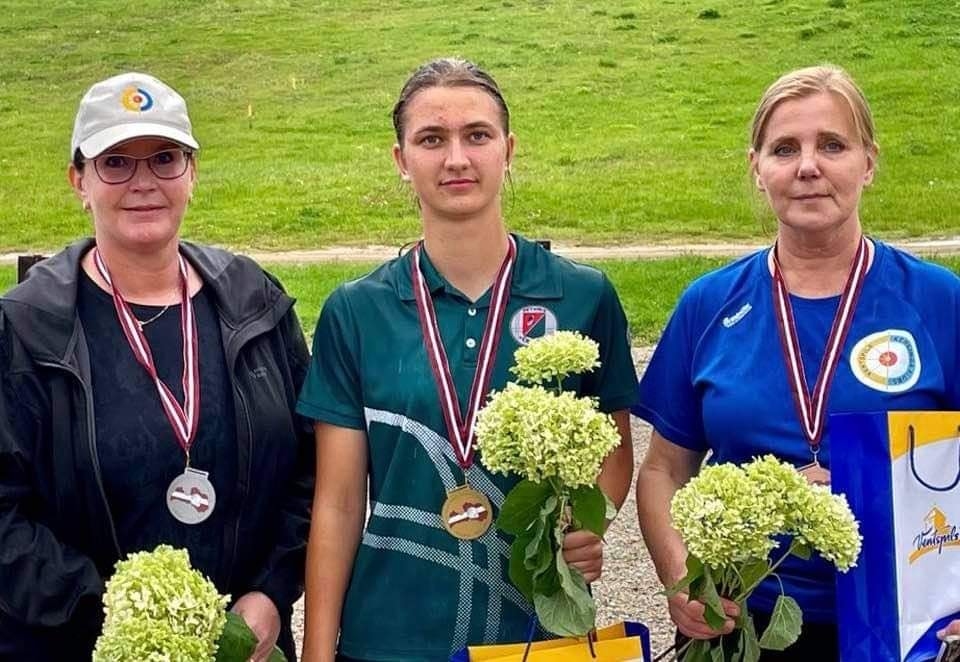 Sporta kluba “Petanks Ērģeme” spēlētāja Lelde Stūre (vidū) otro gadu pēc kārtas kļuvusi par Latvijas čempioni sieviešu vienspēlē.  
Autors: No “Facebook” 