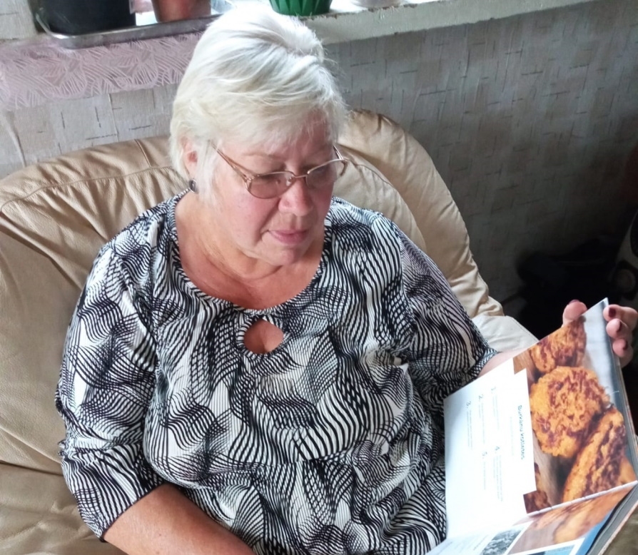 Rita Suliņa no Vidagas pārlapo recepšu grāmatu, kurā minēts arī viņas stāsts par ģimenes recepti – gardajām burkānu kotletītēm. 
Autors: Ilze Akmentiņa