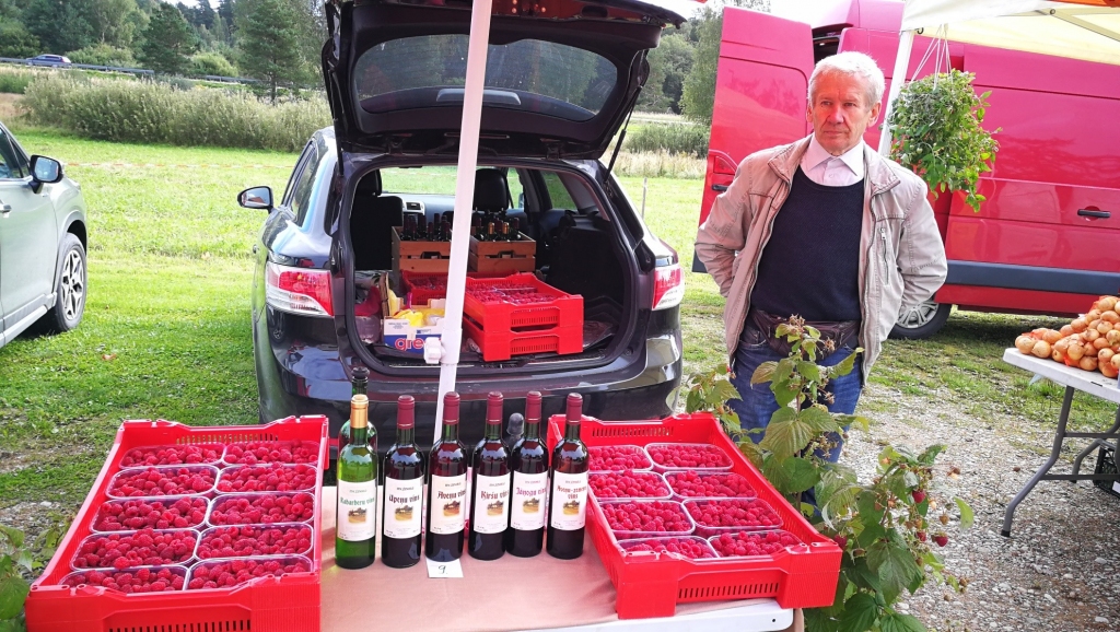 “Mežnoru” saimnieks Aivars Urbasts Straupes lauku labumu tirdziņā. Tur viņu var bieži satikt un pastāvīgie klienti labi pārzina arī viņa piedāvājumu.                                                                                          
Autors: no Straupes tirdziņa arhīva