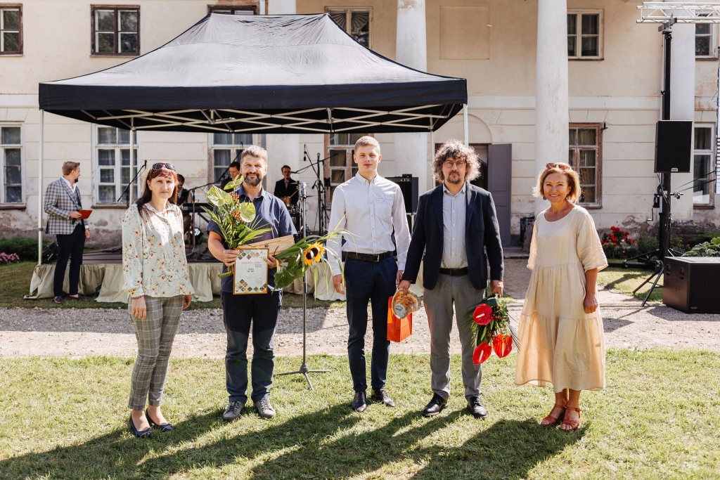 Sveikt Smiltenes novada Vidzemes veiksmes stāstu uzņēmumu “UOT” ieradās Bilskas pārvaldes vadītāja Linda Karlsone (no labās) un Smiltenes novada pašvaldības teritorijas plānotāja Sarmīte Daudziete. Balvas saņēma uzņēmuma līdzīpašnieki Uģis Ozoliņš (no kreisās) un Ivo Ozoliņš, un uzņēmuma jaunais darbinieks mehatroniķis Rūdolfs Matīss Vimba (vidū).                                                                                                                        
Autors:  KLĀVS VASIĻEVSKIS