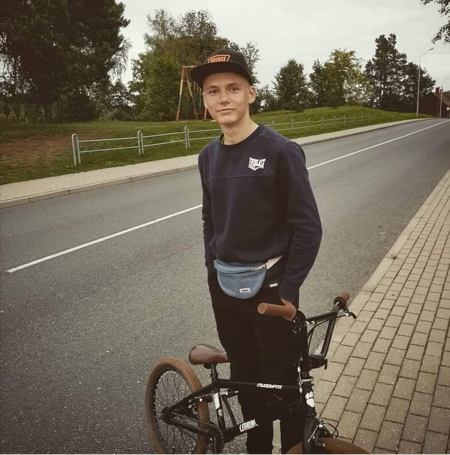 No zagļu ļaunprātības cietis arī valcēnietis Šons Kūsikmā, kuram nozagts pirms gada Rīgā iegādāts BMX melnas krāsas velosipēds. Puisis ar ierakstu sociālajos tīklos lūdz sabiedrības atbalstu sava velosipēda meklējumos. 
Autors: NO PERSONĪGĀ ARHĪVA