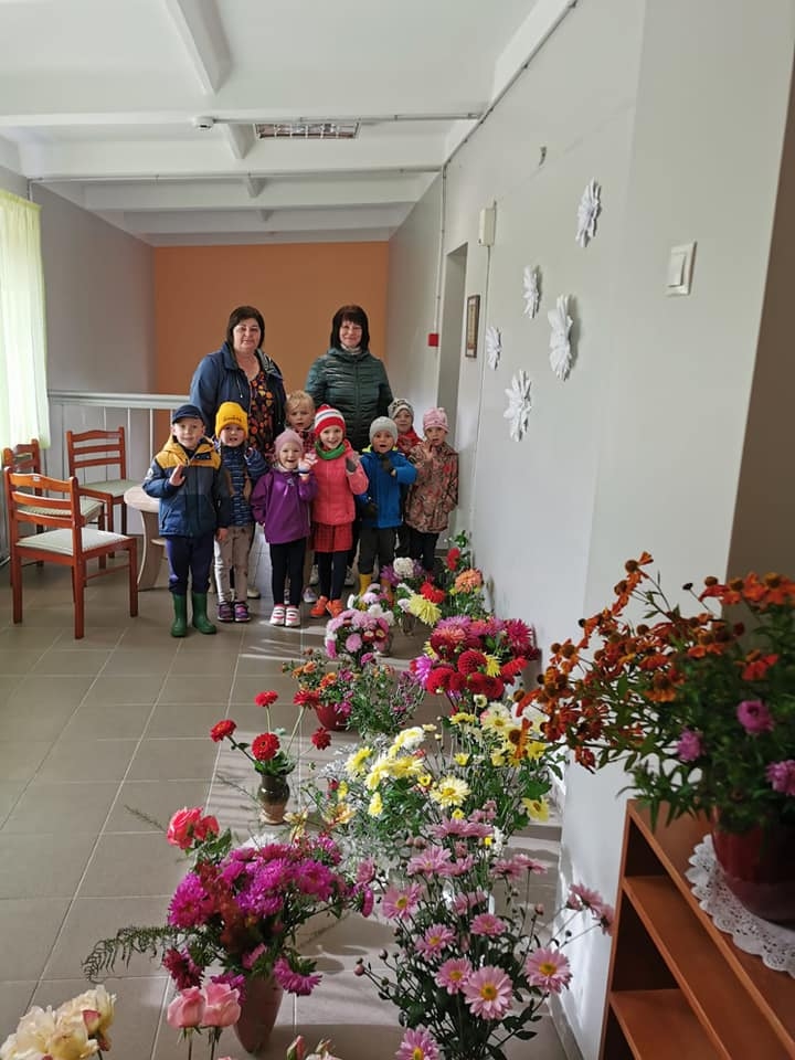 Variņu bibliotēku šonedēļ apciemoja vietējās pamatskolas pirmsskolas grupiņas “Taurenīši” bērni, lai aplūkotu skaistos rudens ziedus no variņiešu dārziem.                                                                                           
Autors:  INGRĪDA KUŠNERE