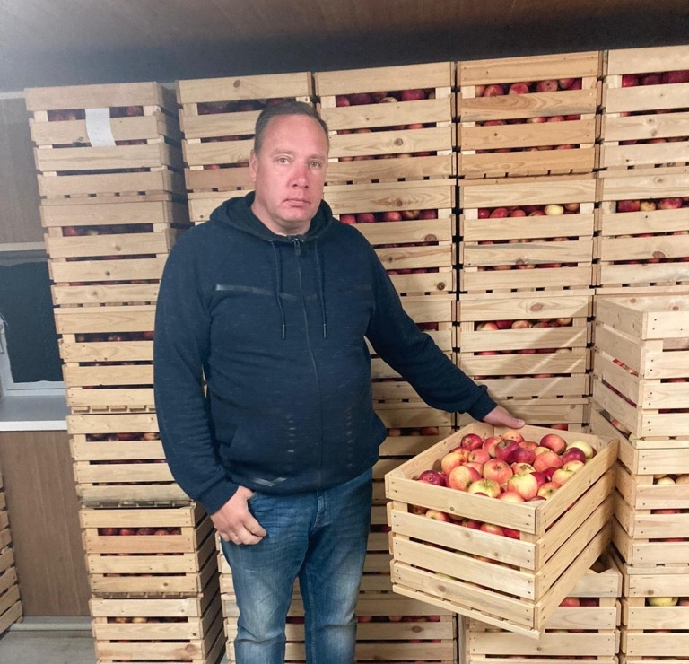 Aigars Dzenītis no Raunas zemnieku saimniecības “Oši” cer, ka ieguldītais darbs atmaksāsies un visa šīs sezonas ābolu raža pienācīgi tiks arī realizēta.                  
Autors: no Initas Dzenītes personīgā arhīva