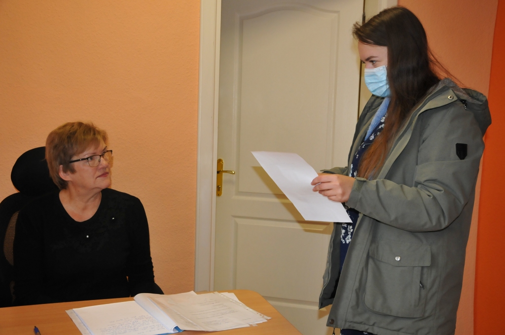 Valkas novada pašvaldības dzīvokļu komisijas ilggadējā sekretāre Līga Metuzāle skaidro Žanetei Burkēvicai, kā rīkoties, lai no pašvaldības saņemtu īres dzīvokli.                                                                                                    
Autors: INGA KARPOVA