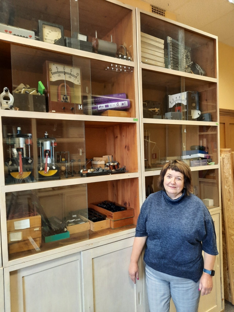 Dāvja Ozoliņa Apes pamatskolas fizikas skolotāja Sarmīte Granta priecājas, ka drīzumā fizikas kabinetā bērni varēs apgūt eksaktos priekšmetus ar modernāku mācību aprīkojumu.          

Autors: No Sarmītes Grantas personīgā arhīva