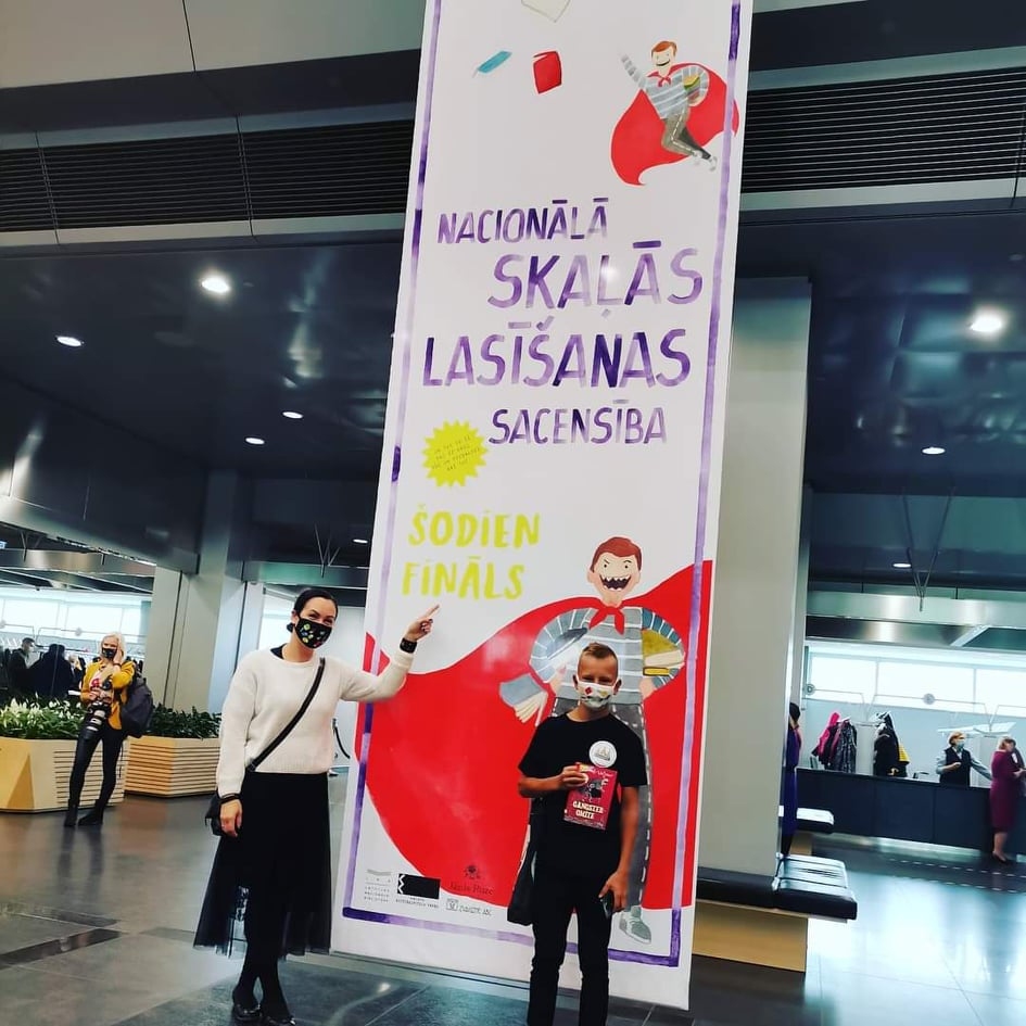 Valkas Jāņa Cimzes ģimnāzijas 6. klases skolnieks Daniels Dudelis kopā ar skolotāju Līgu Šnuku Latvijas Nacionālajā bibliotēkā Skaļās lasīšanas finālā ieguva godpilno 2. vietu.                                                             
Autors: NO PERSONĪGĀ ARHĪVA