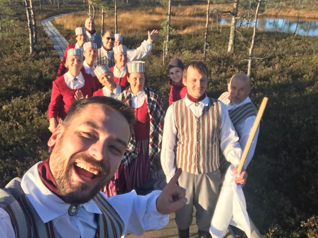 Aizvadītajā sestdienā Valkas pagasta vidējās paaudzes deju kolektīvs “Spriņģi” piedalījās līdz šim vēl nebijušā akcijā “Purva Burvis 2021” Lielajā Ķemeru tīrelī.                                                                                                                                                                                                                                      
Autors: NO PERSONĪGĀ ARHĪVA