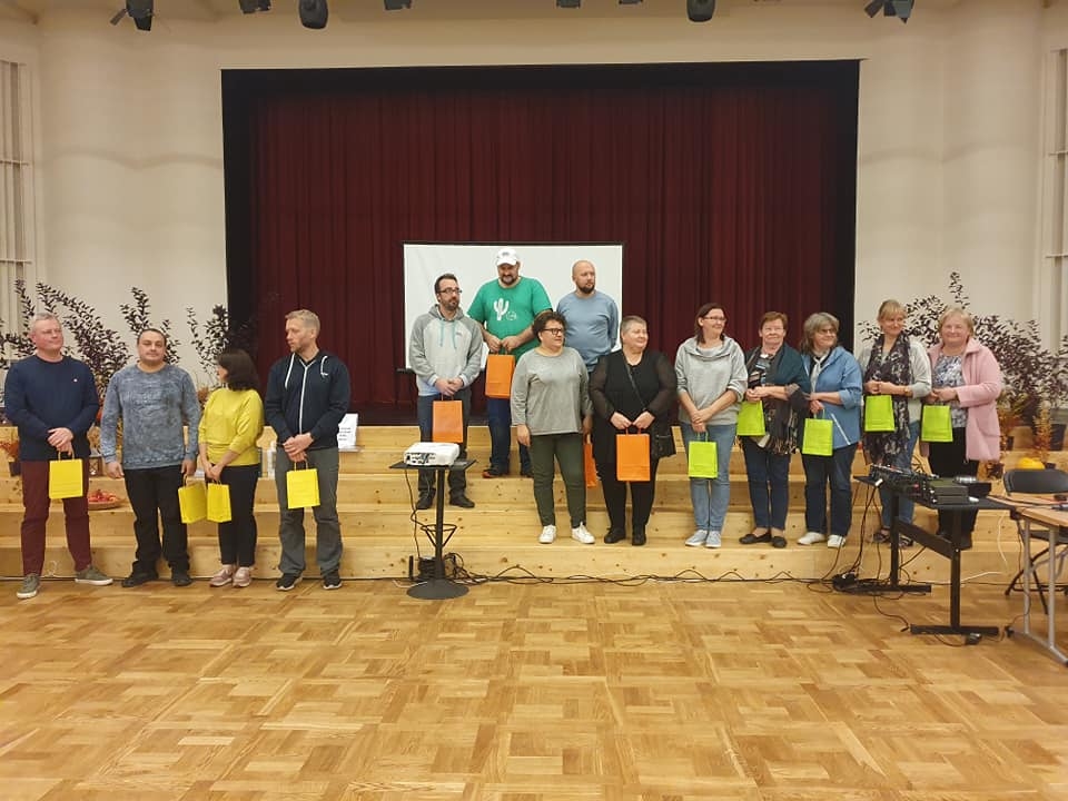 Erudīcijas spēlē “Prāta laboratorija” Smiltenē uzvarēja vietējā komanda “Kļūdīties ir cilvēcīgi” (vidū). 2. vietā – “Nieki vien” no Palsmanes pamatskolas (pa labi), 3. vietā – “Malēnijas negudrie” no Alūksnes, kas uzvarēja kopvērtējumā.                                                                                                                                                                 
Autors: Publicitātes foto