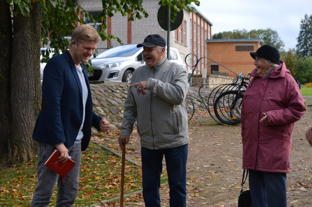Aizvadītajā nedēļā Smiltenes novada Grundzāles pagastā tika filmēts LTV raidījums “Tas notika šeit”, meklējot šīs vietas unikalitāti. Intervējot vietējos iedzīvotājus, arī Ēriku Trifanovu un Andri Vīksnu (attēlā) un uzzinot šīs vietas vēsturi, žurnālists Dāvids Ernštreits (no kreisās) beigās jau sajutās savējais un atklāja Grundzāles unikalitāti no sava redzējuma.                  
Autors: SANDRA PĒTERSONE
