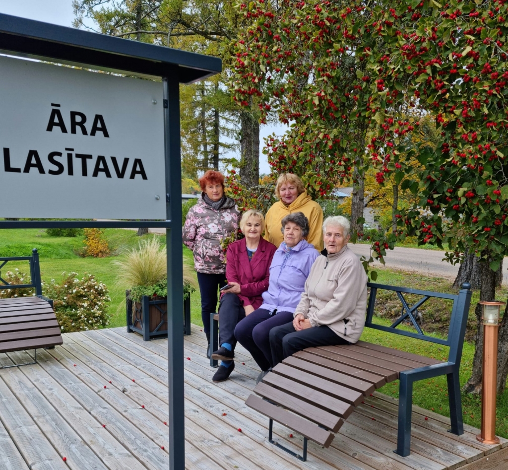 Pensionāru biedrībā “Iesim kopā” iesaistījušās Rudīte Ošiņa (no kreisās), Zaiga Ažubele, biedrības vadītāja Ausma Agare (sēž no kreisās), Maija Reinerte un Lolita Kazaka. Paralēli biedrības aktivitātēm viņas regulāri apmeklē arī Virešu pagasta Vidagas bibliotēku.                                                                                                                                                                                      
Autors: Līga Bogdānova