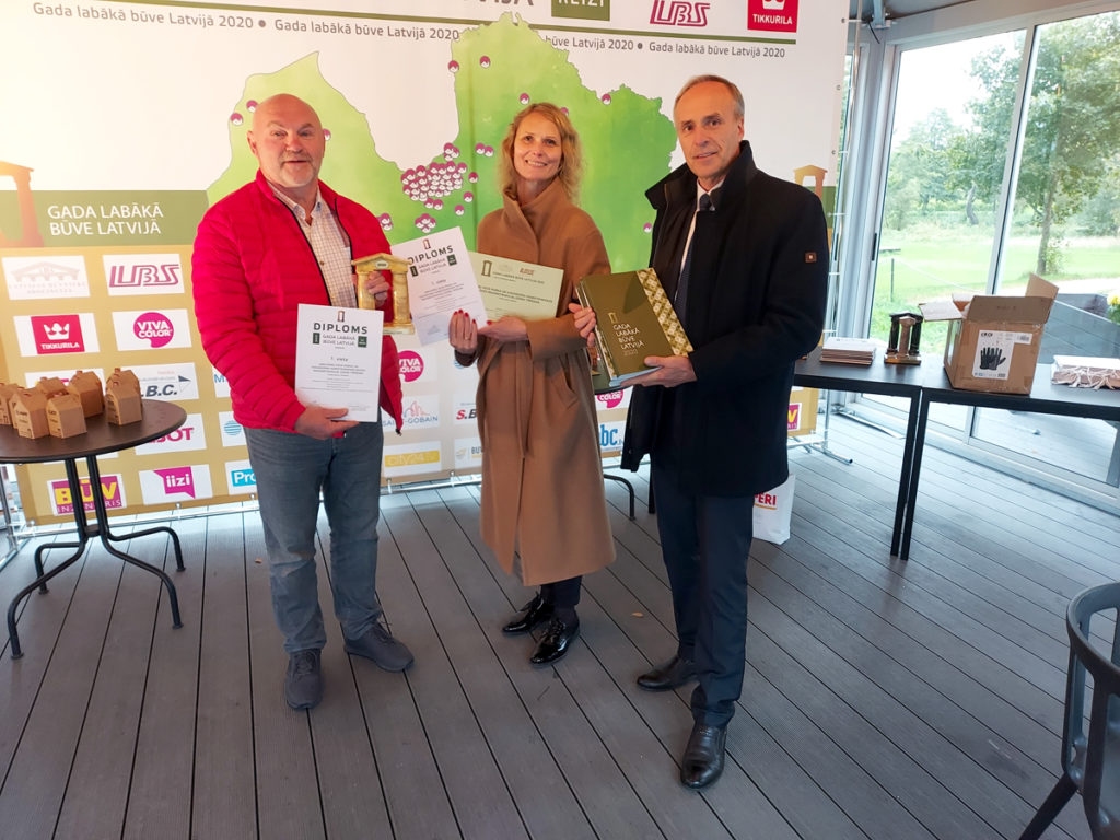 Skates “Gada labākā būve Latvijā 2020” laureātus apbalvoja žūrijas vadītājs Latvijas Būvnieku asociācijas valdes priekšsēdētājs Normunds Grinbergs (no labās). Nominācijā “Ainava”  balvu par gada labāko būvi Latvijā saņēma objekta pasūtītājas Smiltenes novada domes pārstāve, tehnisko projektu vadītāja Ilze Sausā un būvnieka  SIA “8.CBR” valdes priekšsēdētājs Andris Lacbergs.                                                                                              
Autors: SARMĪTE LIVDĀNE