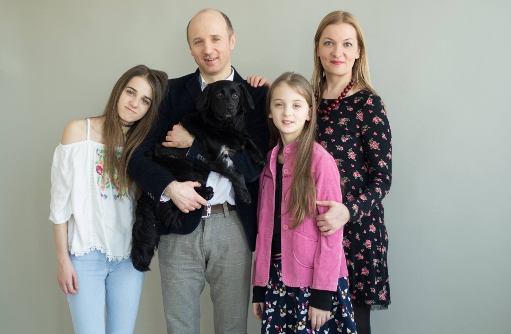 Oskaram Morozovam lielāko prieku dzīvē rada viņa ģimene: sieva Anita un meitas Līva un Maija. “Tas, ka turamies kopā, cits citu balstām, kopā pārvaram grūtos brīžos un kopā izbaudām priecīgos, man dzīvē ir vissvarīgākais,” atzīst mūsu portāla redaktors.                                                                                                                                                
Autors: NO PERSONĪGĀ ARHĪVA