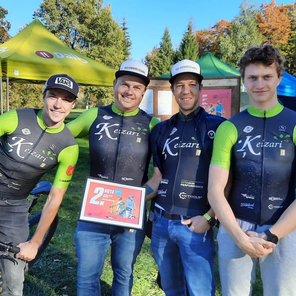 Valkas kalnu divriteņu komanda “Velohooligans/Ķeizari-1” sacensībās Kamparkalnā komandu vērtējumā izcīnīja otro vietu.    
Autors: Aivars Austers
