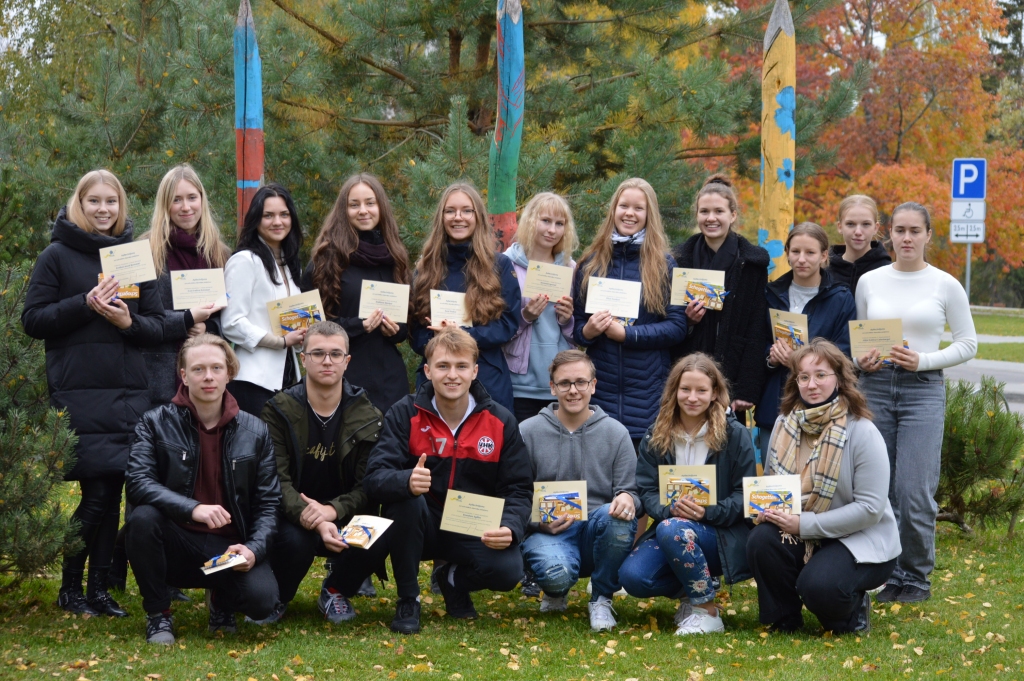 Skolotāju dienas priekšvakarā, 1. oktobrī, 41 Smiltenes vidusskolas vecāko klašu skolēns  (attēlā – 11. klase) saņēma Smiltenes novada pašvaldības apliecinājumu par godprātīgā mācību darbā nopelnīto stipendiju. “Katrai dienai ir sava krāsa, garša un smarža, bet Skolotāju diena ir ļoti īpaša. Ar viņu sniegto ceļamaizi jūs iziesiet lielajā dzīvē,” stipendiju pasniegšanu īsi pirms Skolotāju dienas kā simbolisku cieņas izrādīšanu pedagogiem uzsver Smiltenes novada pašvaldības Izglītības pārvaldes vadītāja Gunta Grigore.                                                                                                 
Autors:  SANDRA PĒTERSONE