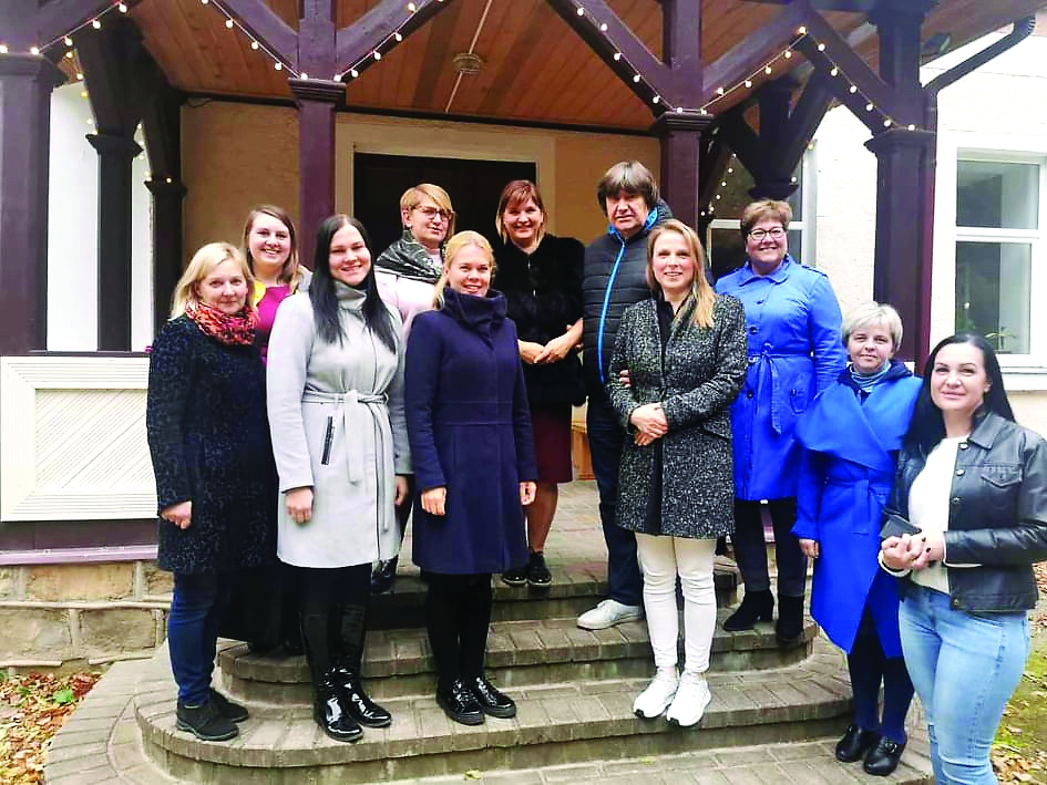 Viesojoties komponista Jāņa Lūsēna mūzikas namā “Ozolu skola”, skolotāji izbaudīja Latvijas rudeni un muzikālu priekšnesumu.