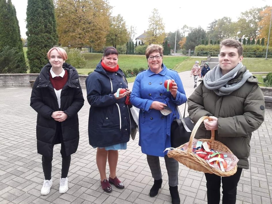 Skolēnu pašpārvaldes dalībnieki sveic Valkas Jāņa Cimzes ģimnāzijas skolotāju Zani Mīļo (otrā no kreisās) un logopēdi Lailu Ozoliņu.                                                                                                                                
Autors: NO PERSONĪGĀ ARHĪVA
