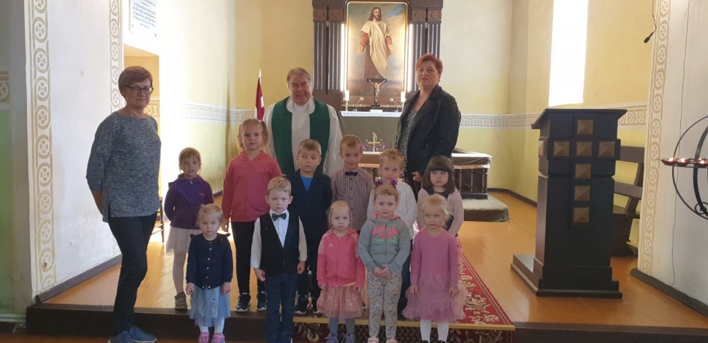 Pirmsskolas izglītības iestādes “Gaismiņa” bērni nereti dodas uz baznīcu. Zinību dienā viņus sveica Valkas – Lugažu evaņģēliski luteriskās draudzes mācītājs Andris Reiters.                                  
Autors: No PII “Gaismiņa” personīgā arhīva